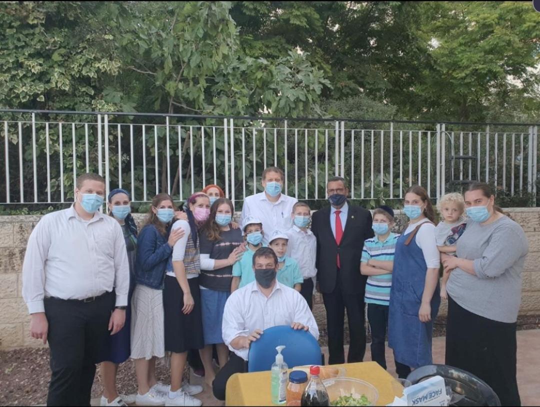 ערכו מסיבת הודיה והופתעו בידי ראש העיר