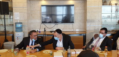 החברים בעירייה חגגו 60 לצביקה כהן. צפו