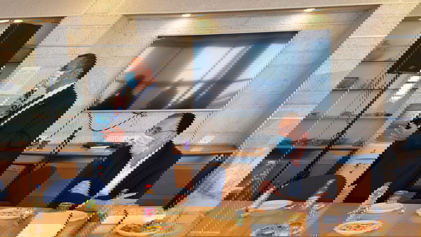 החברים בעירייה חגגו 60 לצביקה כהן. צפו