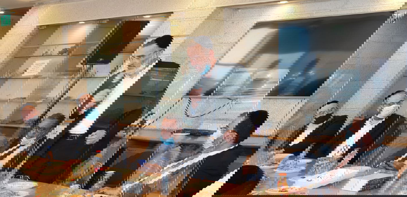 החברים בעירייה חגגו 60 לצביקה כהן. צפו