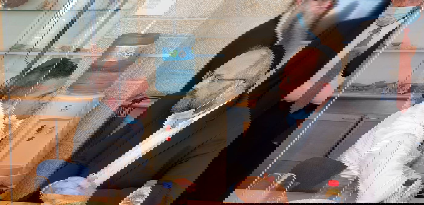 החברים בעירייה חגגו 60 לצביקה כהן. צפו