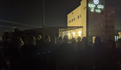 הנערים שנעצרו אתמול, ליד תחנת המשטרה