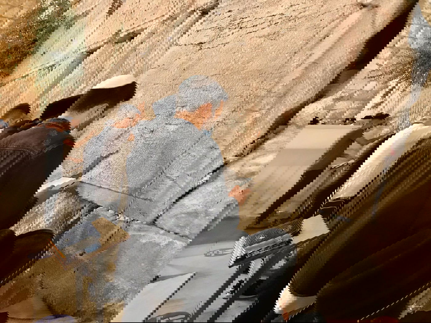 צפו בתיעוד: הזמר עידן יניב מבקש סליחה בכותל