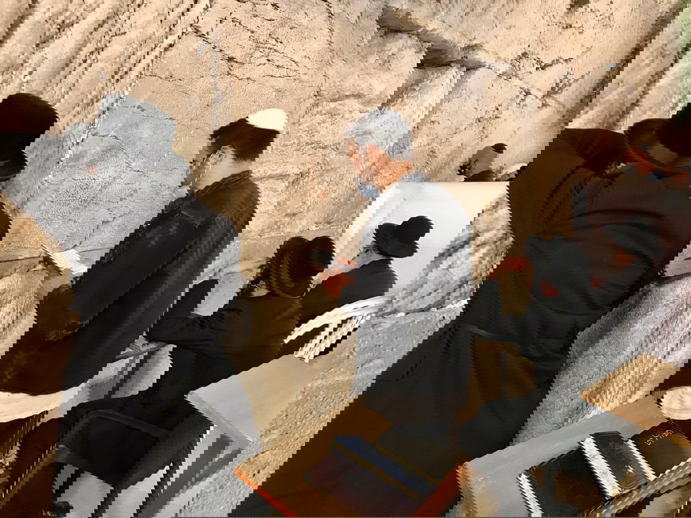 צפו בתיעוד: הזמר עידן יניב מבקש סליחה בכותל