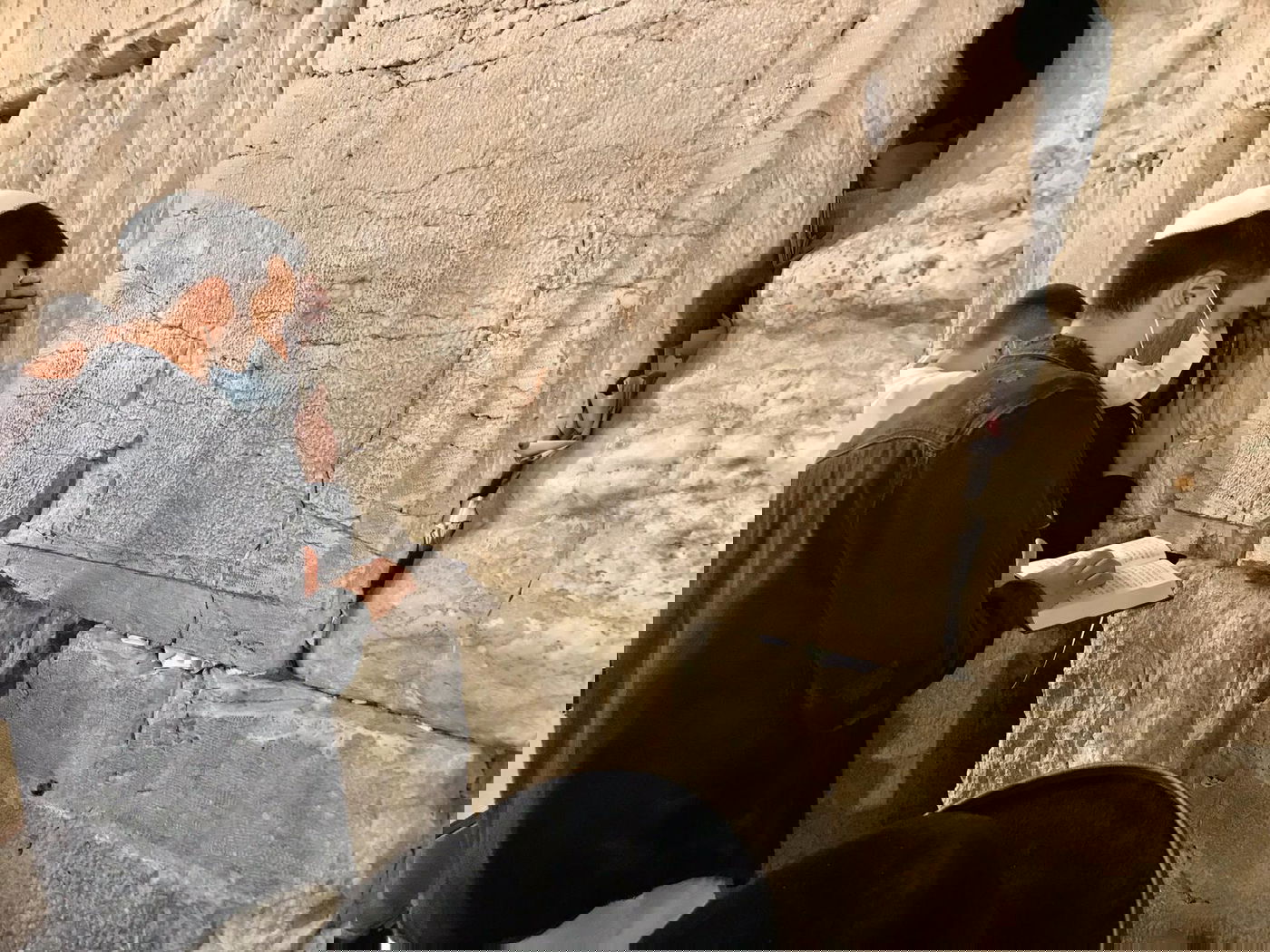 צפו בתיעוד: הזמר עידן יניב מבקש סליחה בכותל