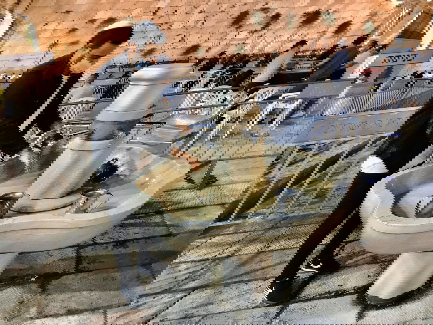 צפו בתיעוד: הזמר עידן יניב מבקש סליחה בכותל