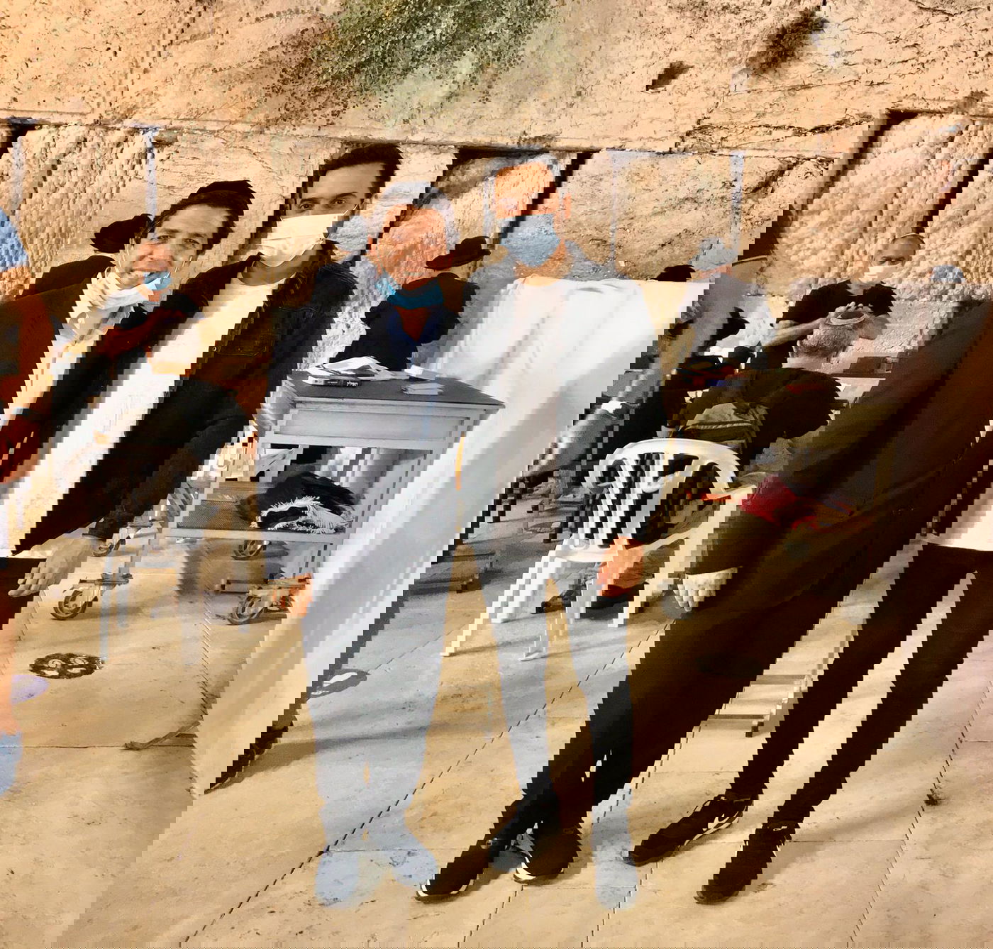 צפו בתיעוד: הזמר עידן יניב מבקש סליחה בכותל