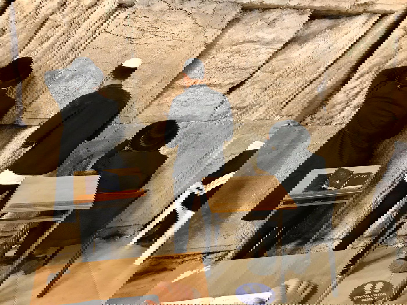 צפו בתיעוד: הזמר עידן יניב מבקש סליחה בכותל