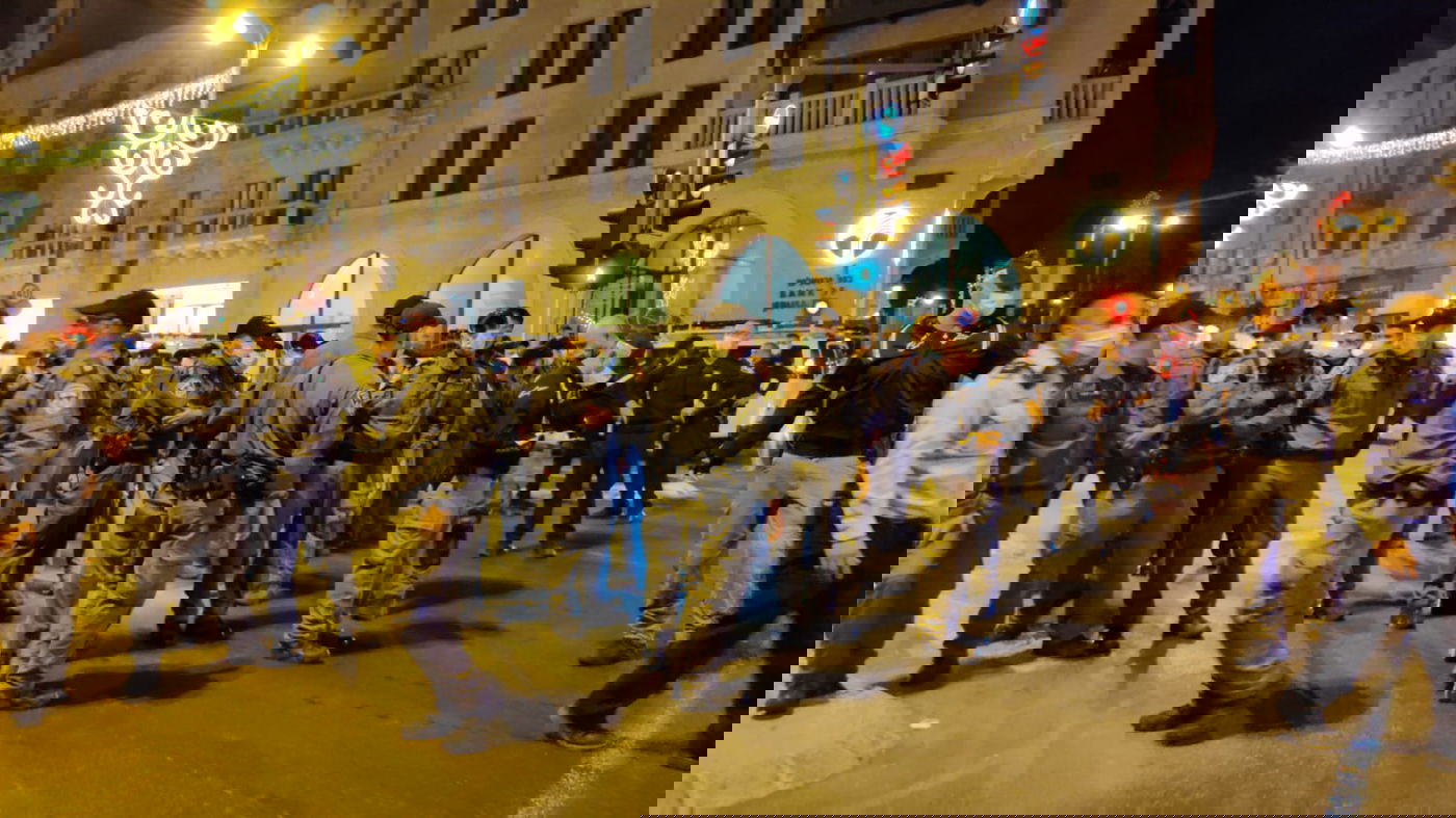 'הדגלים השחורים' כובשים את הבירה • צפו