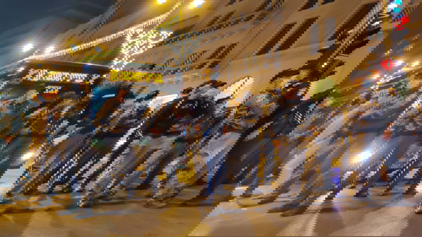 'הדגלים השחורים' כובשים את הבירה • צפו