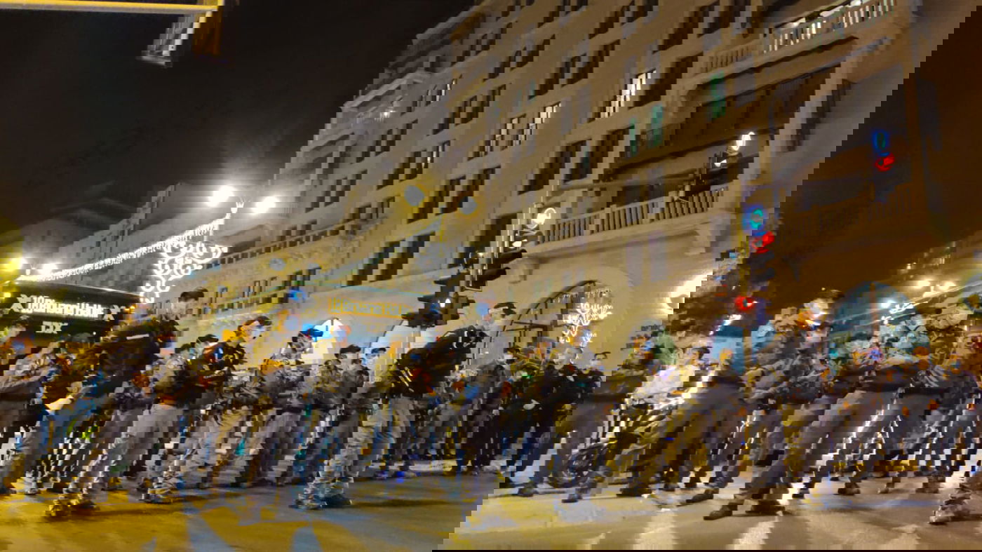 'הדגלים השחורים' כובשים את הבירה • צפו