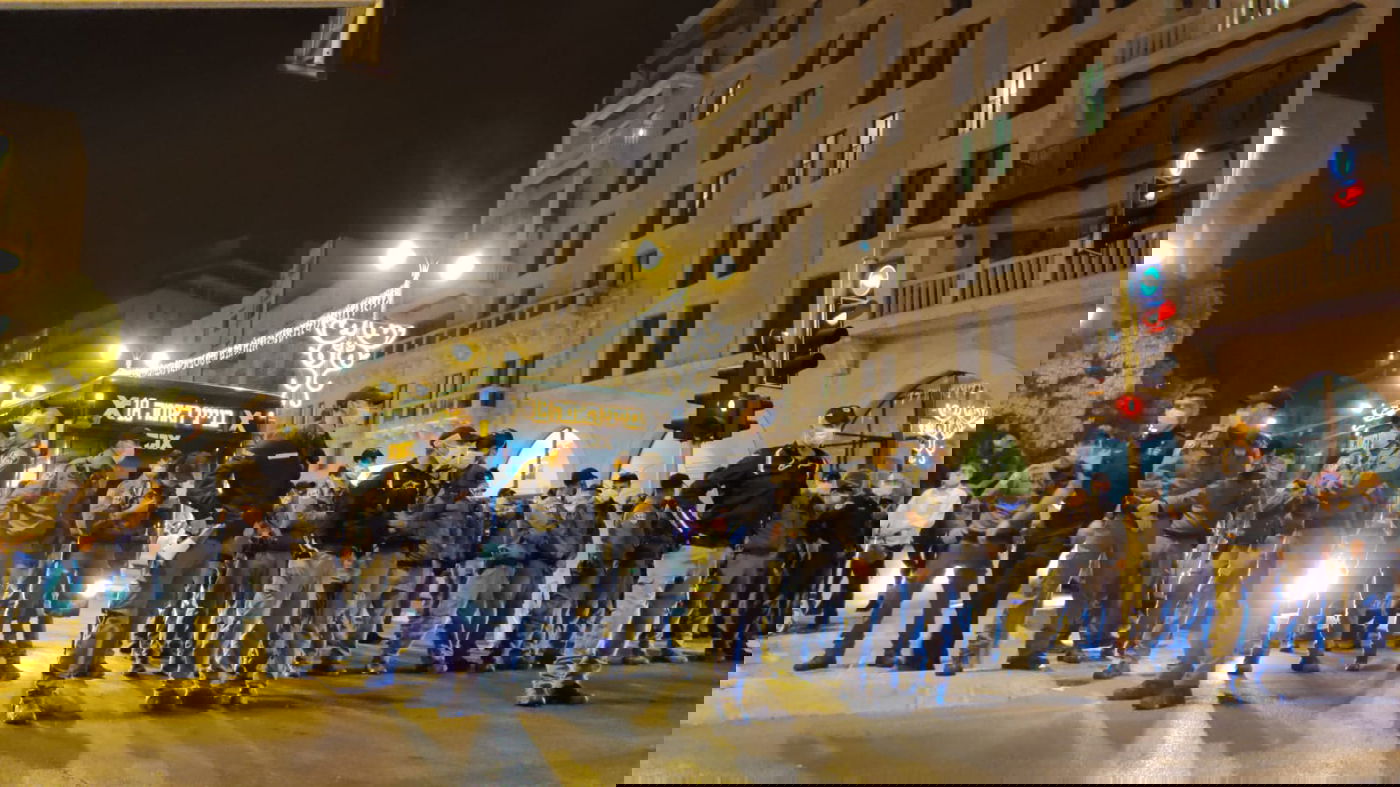 'הדגלים השחורים' כובשים את הבירה • צפו