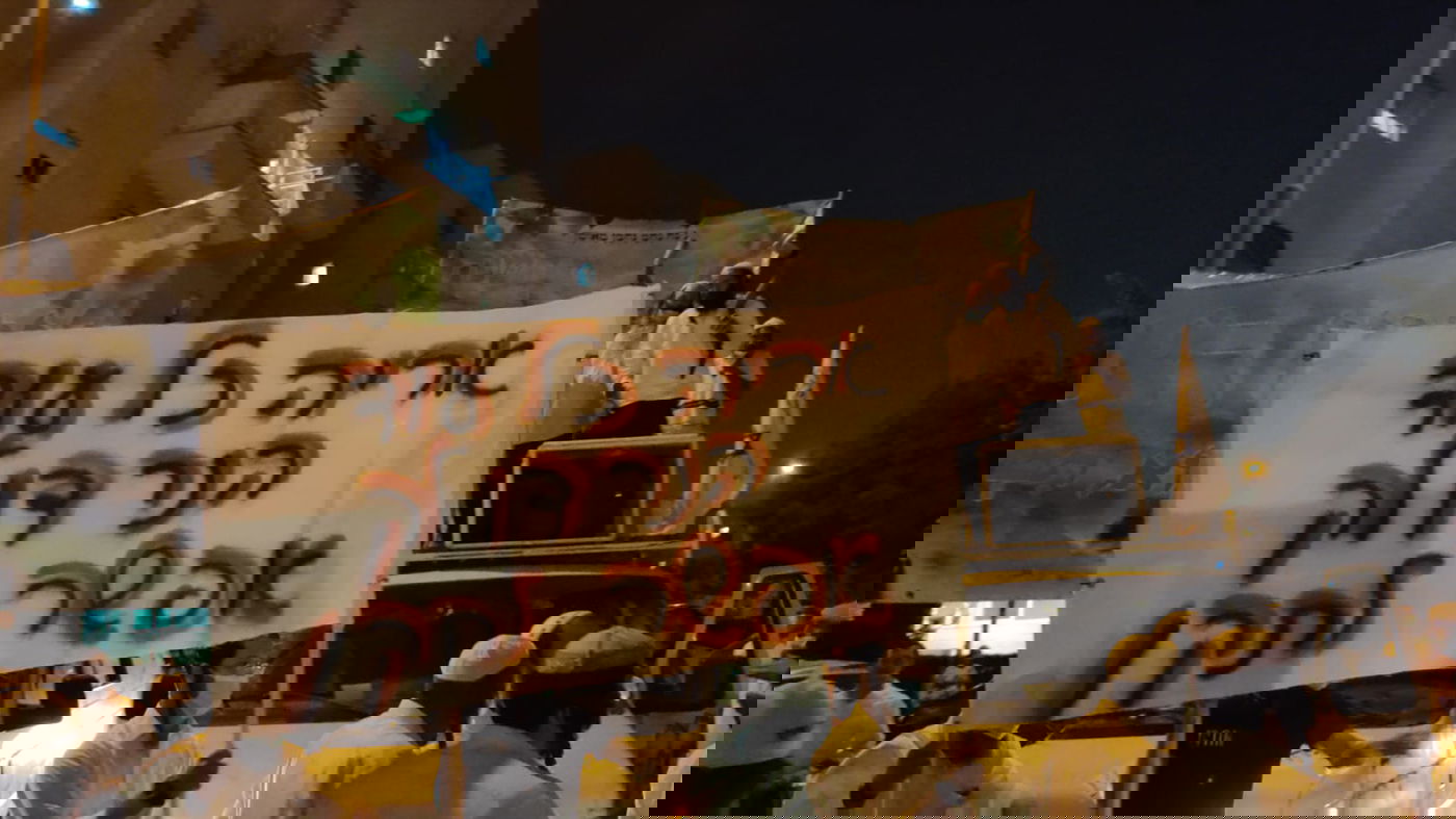 חסידי ברסלב מפגינים מתחת בית השר דרעי