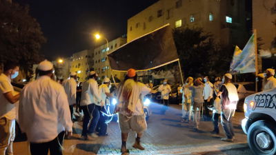 חסידי ברסלב מפגינים מתחת בית השר דרעי