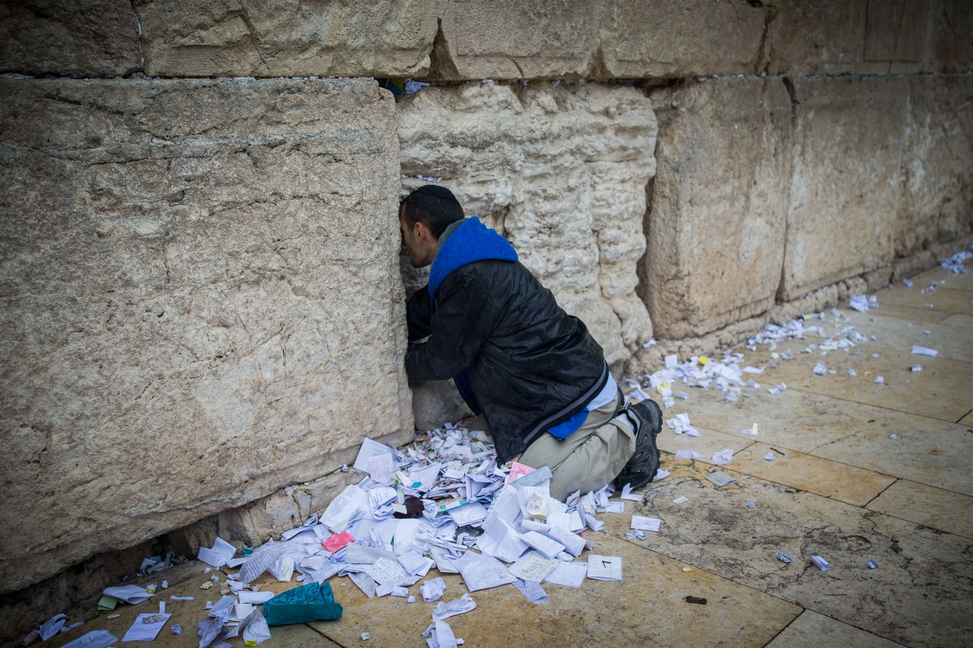 ניקוי פתקים בכותל המערבי