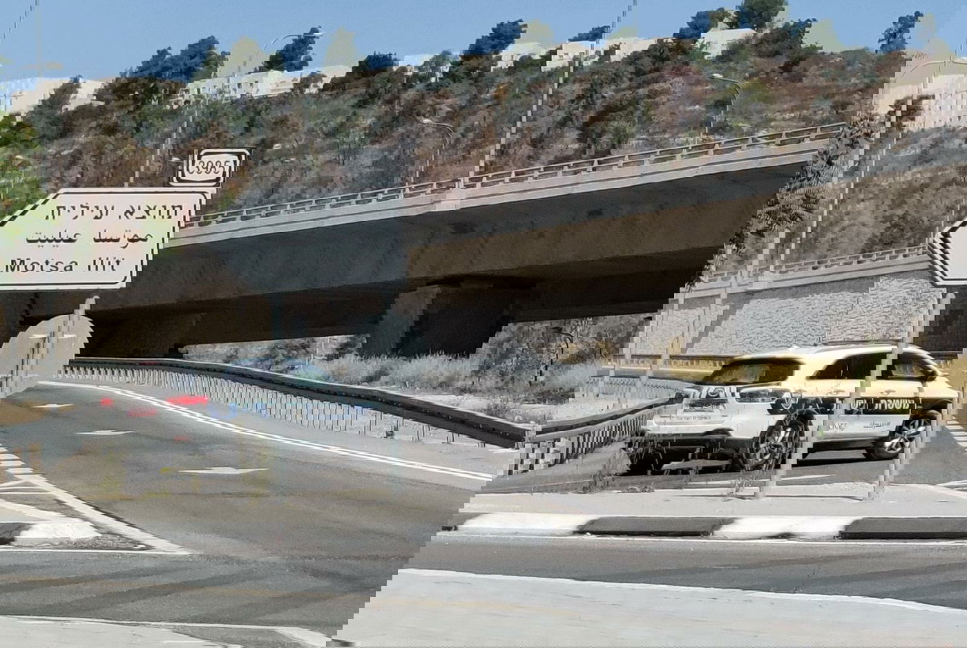 משטרה מונעת מחרדים להפגין; עוכבו בדרך