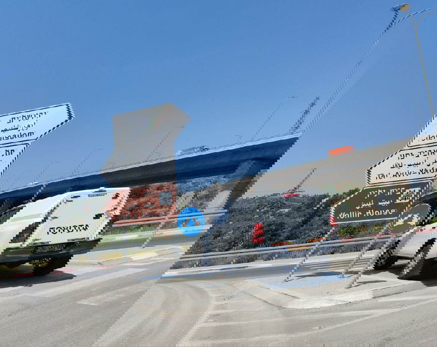 משטרה מונעת מחרדים להפגין; עוכבו בדרך