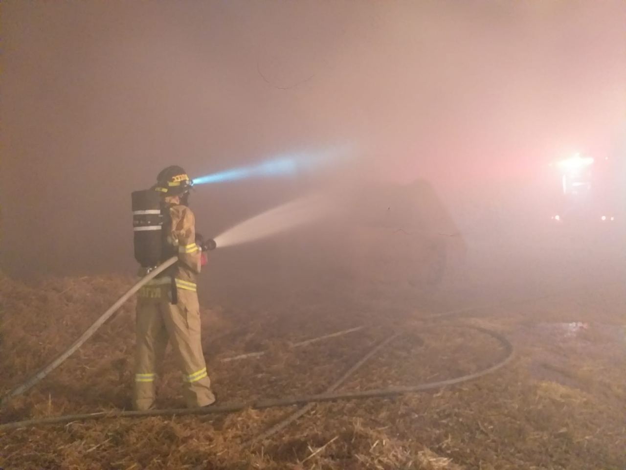 תיעוד: שריפת מתבן ברפת "מעון - כרמל"
