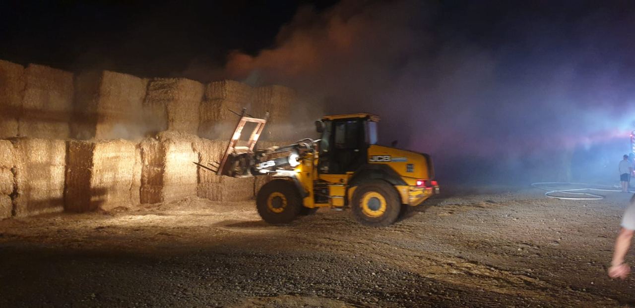 תיעוד: שריפת מתבן ברפת "מעון - כרמל"