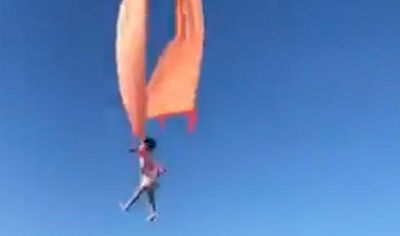 אימה: בת 3 נתפסה בעפיפון והתרוממה לגובה רב • צפו