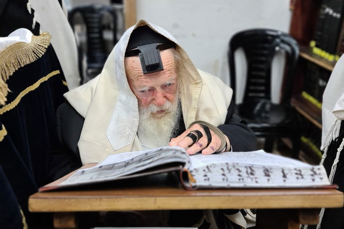 מרן הגר"ח מתפלל בביתו, בשבוע שעבר