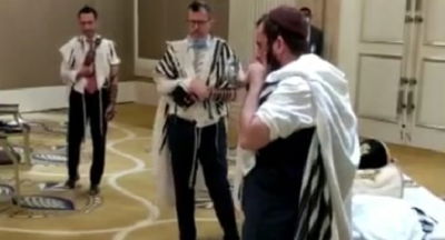 תפילת המשלחת הישראלית בבית הכנסת באיחוד האמירויות