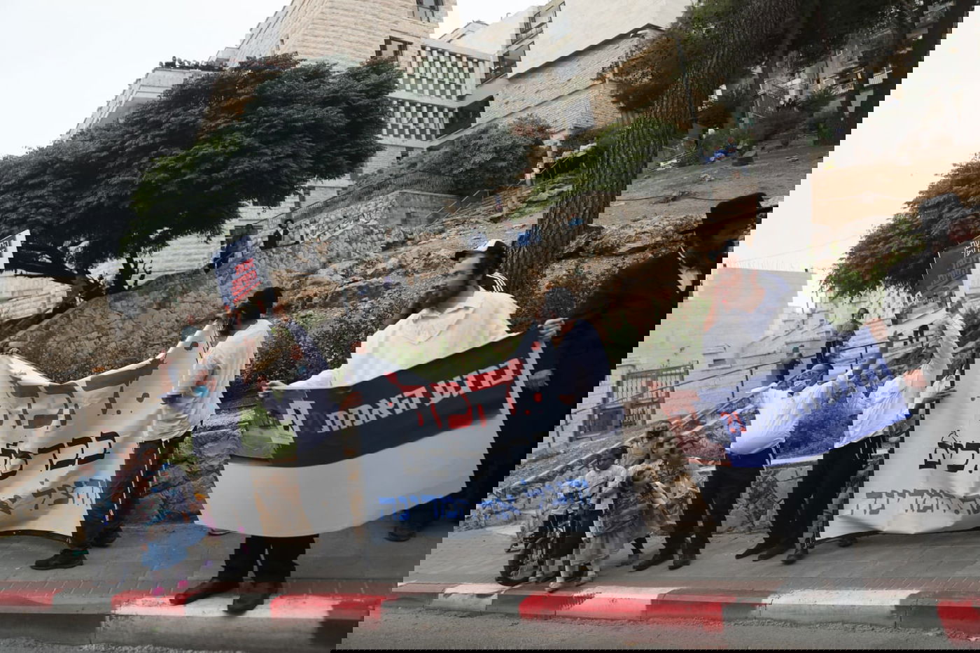 הברסלבים הפגינו ליד בית השר יעקב ליצמן