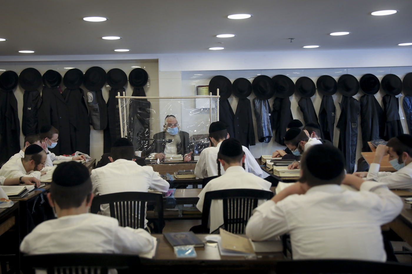 "מגנא ומצלא": לימוד התורה בישיבת קמניץ