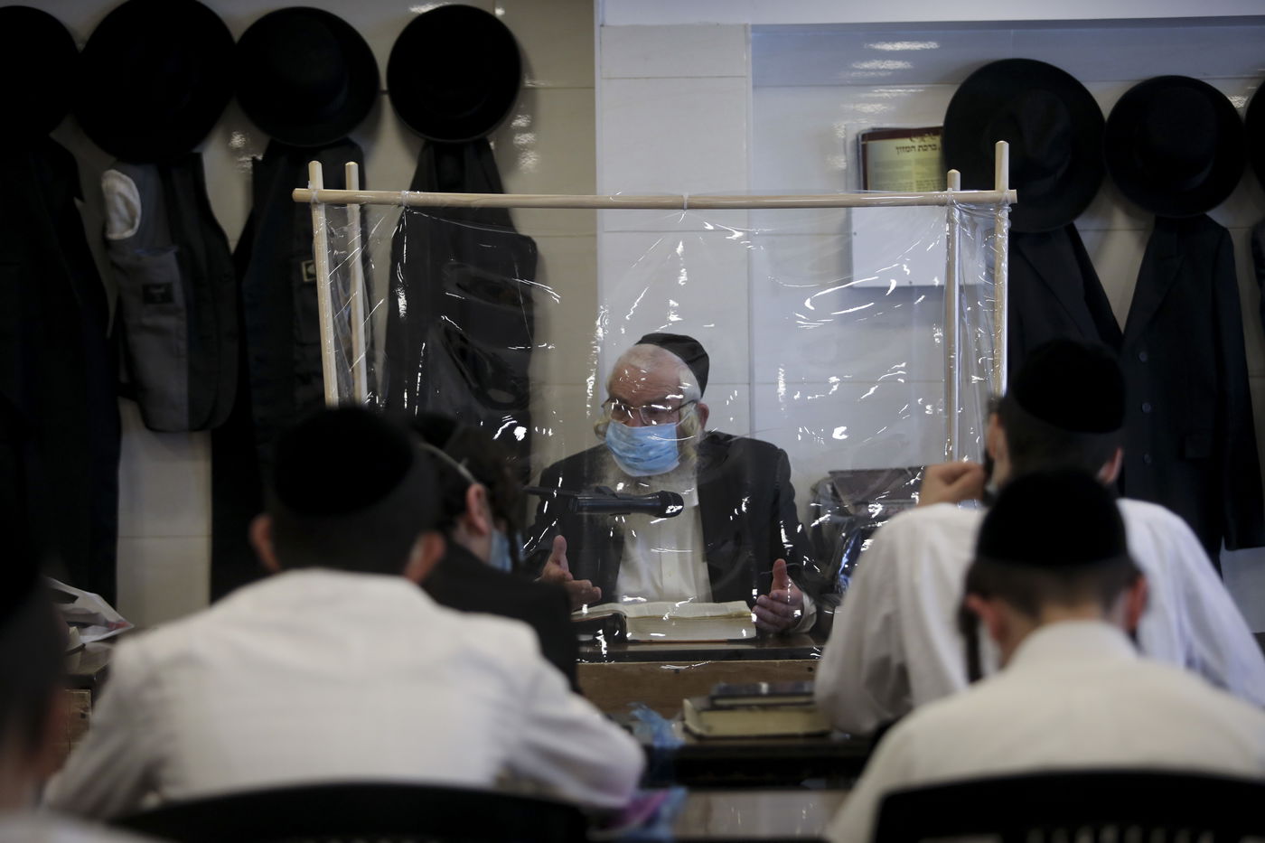 "מגנא ומצלא": לימוד התורה בישיבת קמניץ