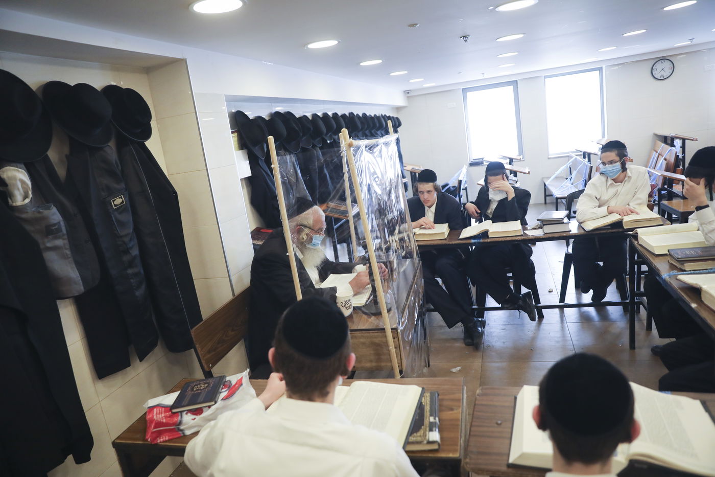 "מגנא ומצלא": לימוד התורה בישיבת קמניץ