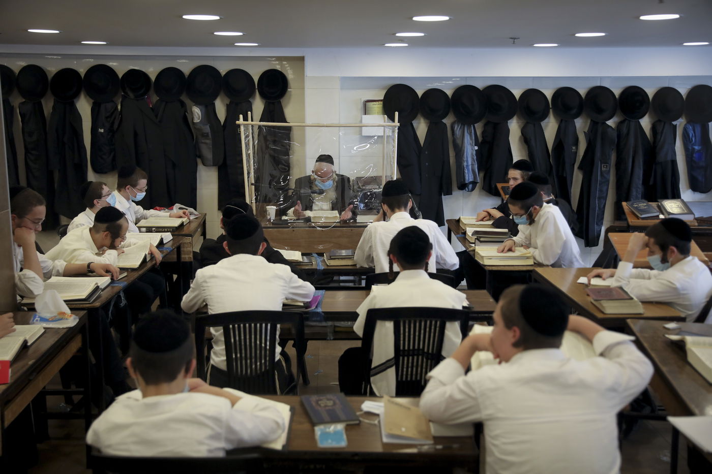 "מגנא ומצלא": לימוד התורה בישיבת קמניץ