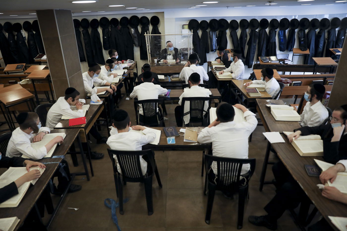 "מגנא ומצלא": לימוד התורה בישיבת קמניץ