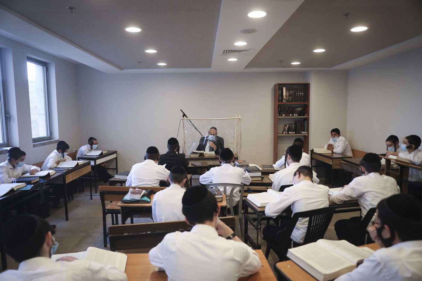 "מגנא ומצלא": לימוד התורה בישיבת קמניץ