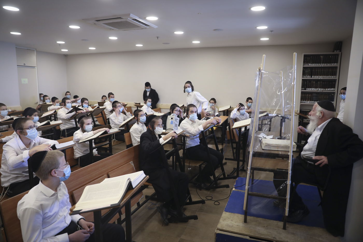 "מגנא ומצלא": לימוד התורה בישיבת קמניץ