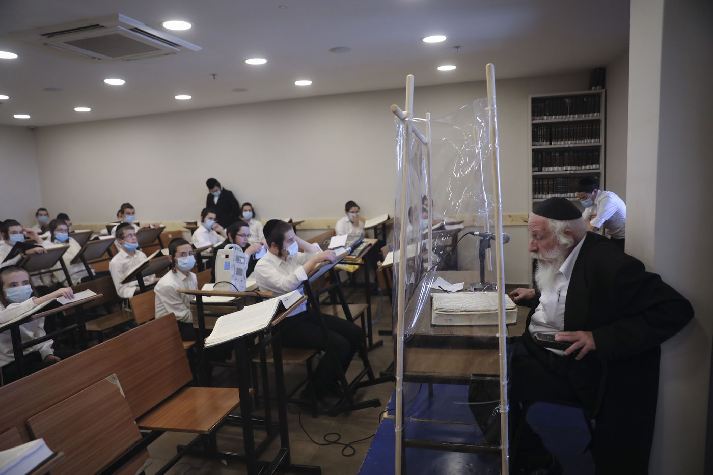 "מגנא ומצלא": לימוד התורה בישיבת קמניץ