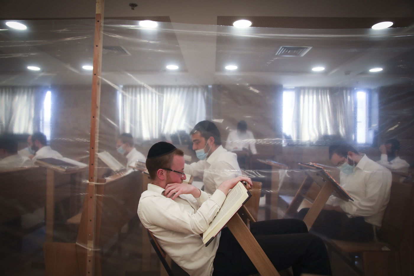 "מגנא ומצלא": לימוד התורה בישיבת קמניץ