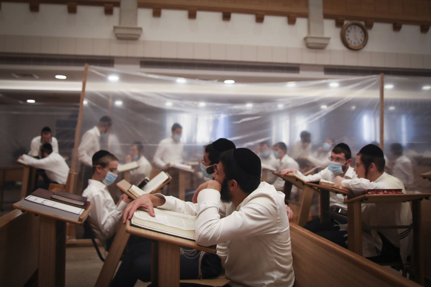 "מגנא ומצלא": לימוד התורה בישיבת קמניץ