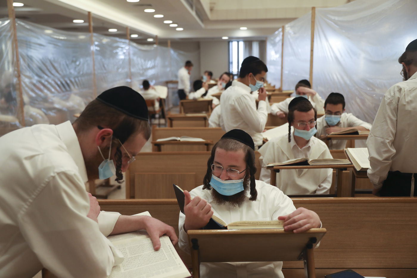 "מגנא ומצלא": לימוד התורה בישיבת קמניץ