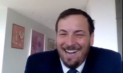 רגע מביך: החתולה גרמה לשר לפרוץ בצחוק