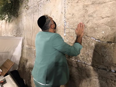 תיעוד: קובי פרץ ביקש סליחה בכותל המערבי