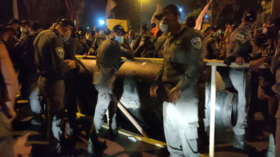 עם 'צוללות': המפגינים פרצו ופצעו שוטרים