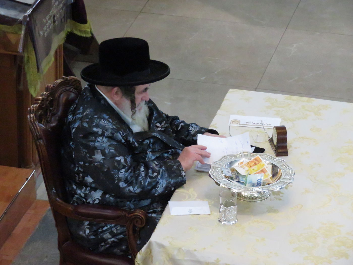 תיעוד: הרבי מויז'ניץ הגיע לירושלים וקיבל את חסידיו לברכה