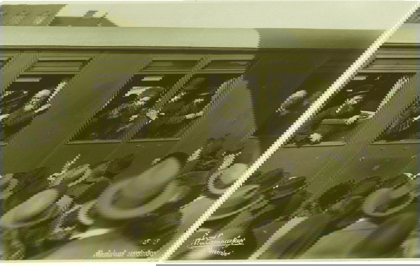 כ"ק האדמו"ר מבעלזא נפרד מחסידיו בעיר מרינבאד בה נערכה הכנסייה השלישית העולמית