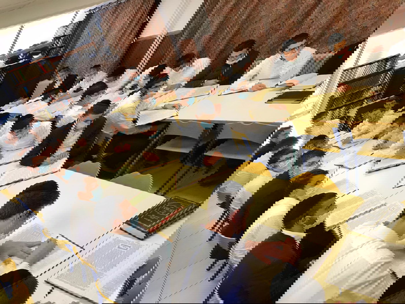 ראשי הישיבות חיזקו את בחורי ישיבות שנשארו בצרפת