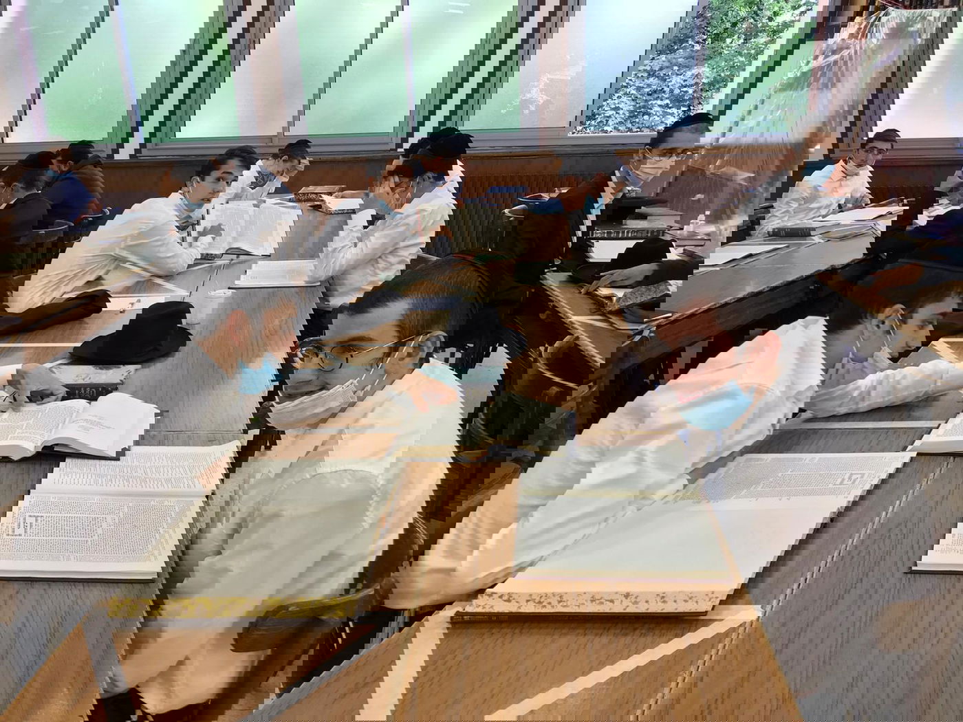 ראשי הישיבות חיזקו את בחורי ישיבות שנשארו בצרפת