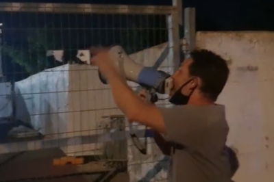 החילונים, הערב, ליד הישיבה