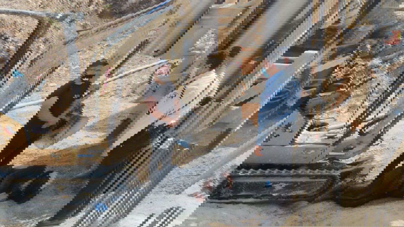 "שודדים!" • המפגינים עצרו חילול קברים. תיעוד