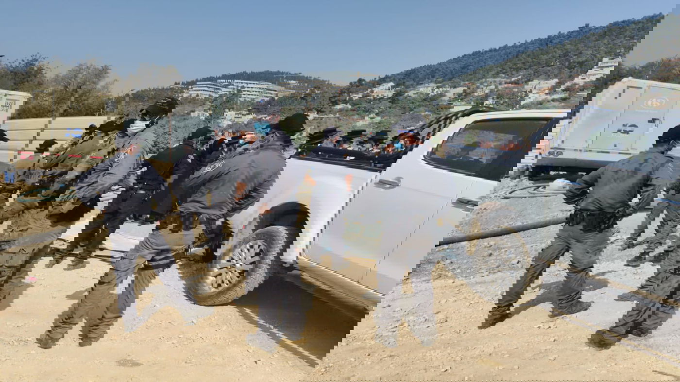 "שודדים!" • המפגינים עצרו חילול קברים. תיעוד