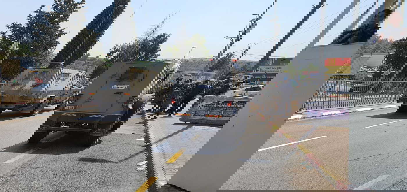 עם מסכה שחורה: ניסה לדקור חיילים, ונמלט