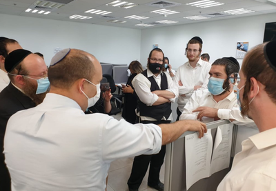 בזמן שנתניהו מטיל סגר על החרדים, בנט הגיע לתמוך